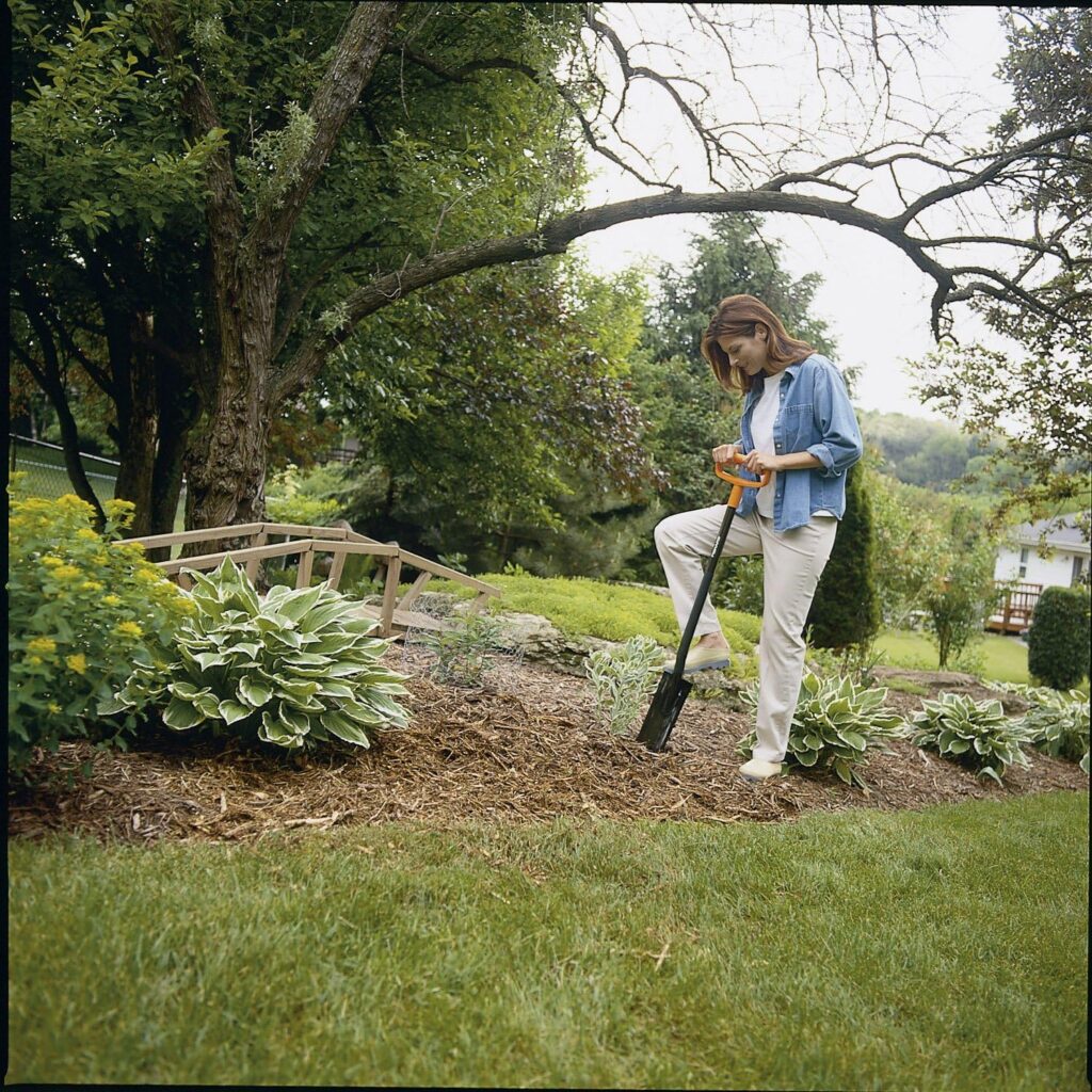 Fiskars Square Garden Spade Shovel - 46 - Steel Flat Shovel with D-Handle - Garden Tool for Digging, Lawn Edging, Pruning - Heavy Duty Weed Puller Tool - Black/Orange